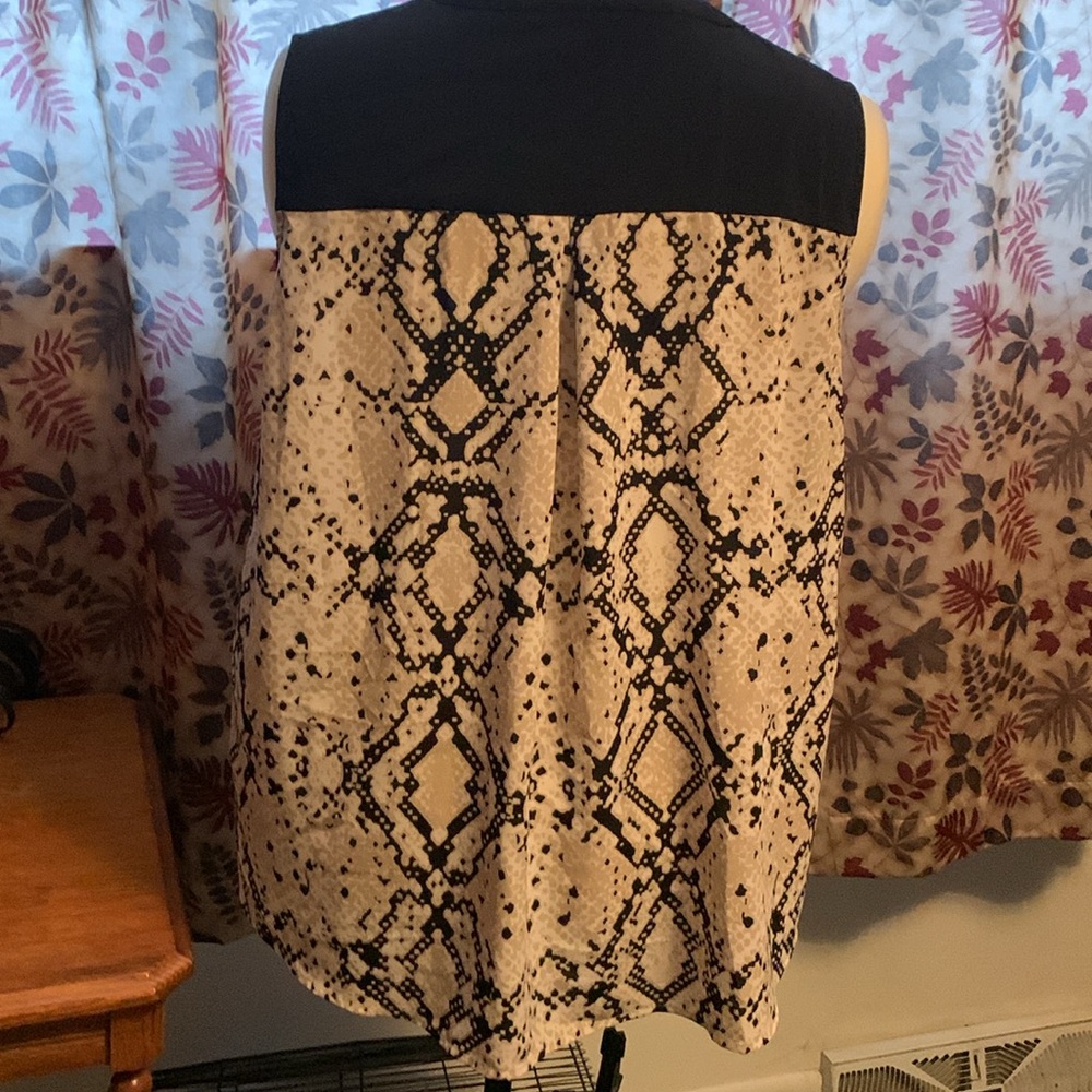 Calvin Klein Black and White Sleeveless Women's Top keyhole neckline EUC - Picture 3 of 4